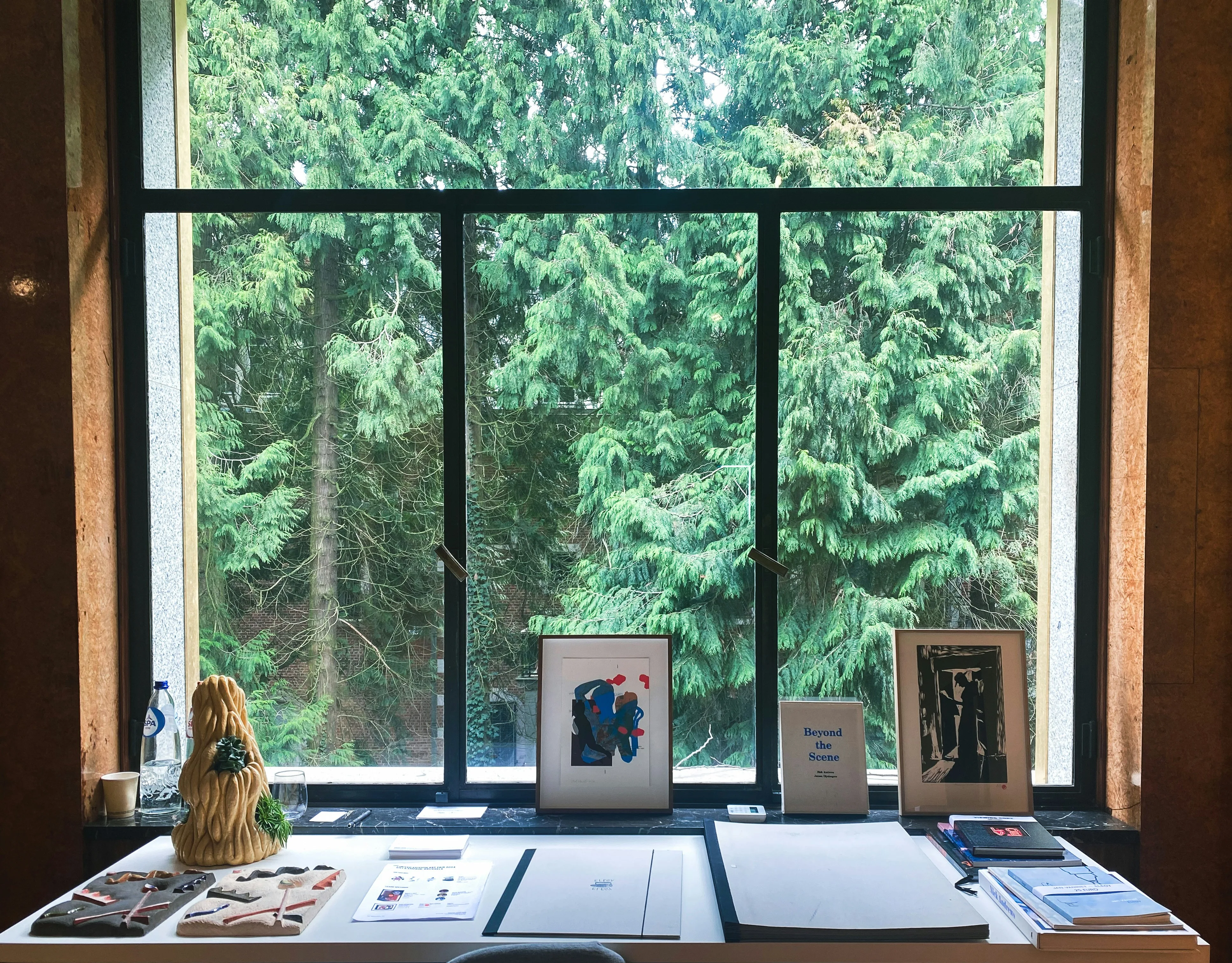 Bureau calme devant une fenetre avec dossiers et documents poses sur la table.
