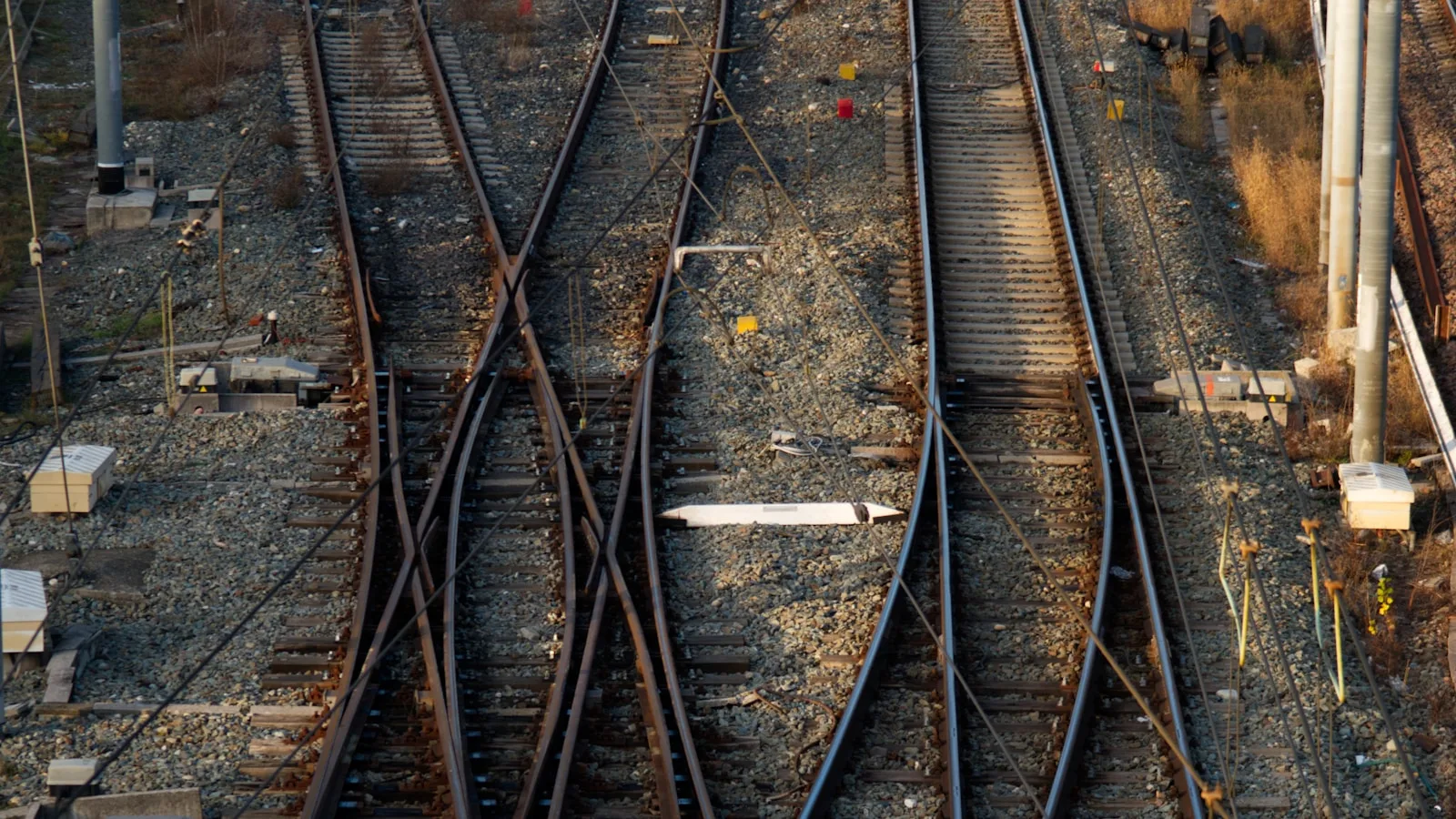 Plusieurs voies ferrées se croisent et se séparent dans une gare de triage.