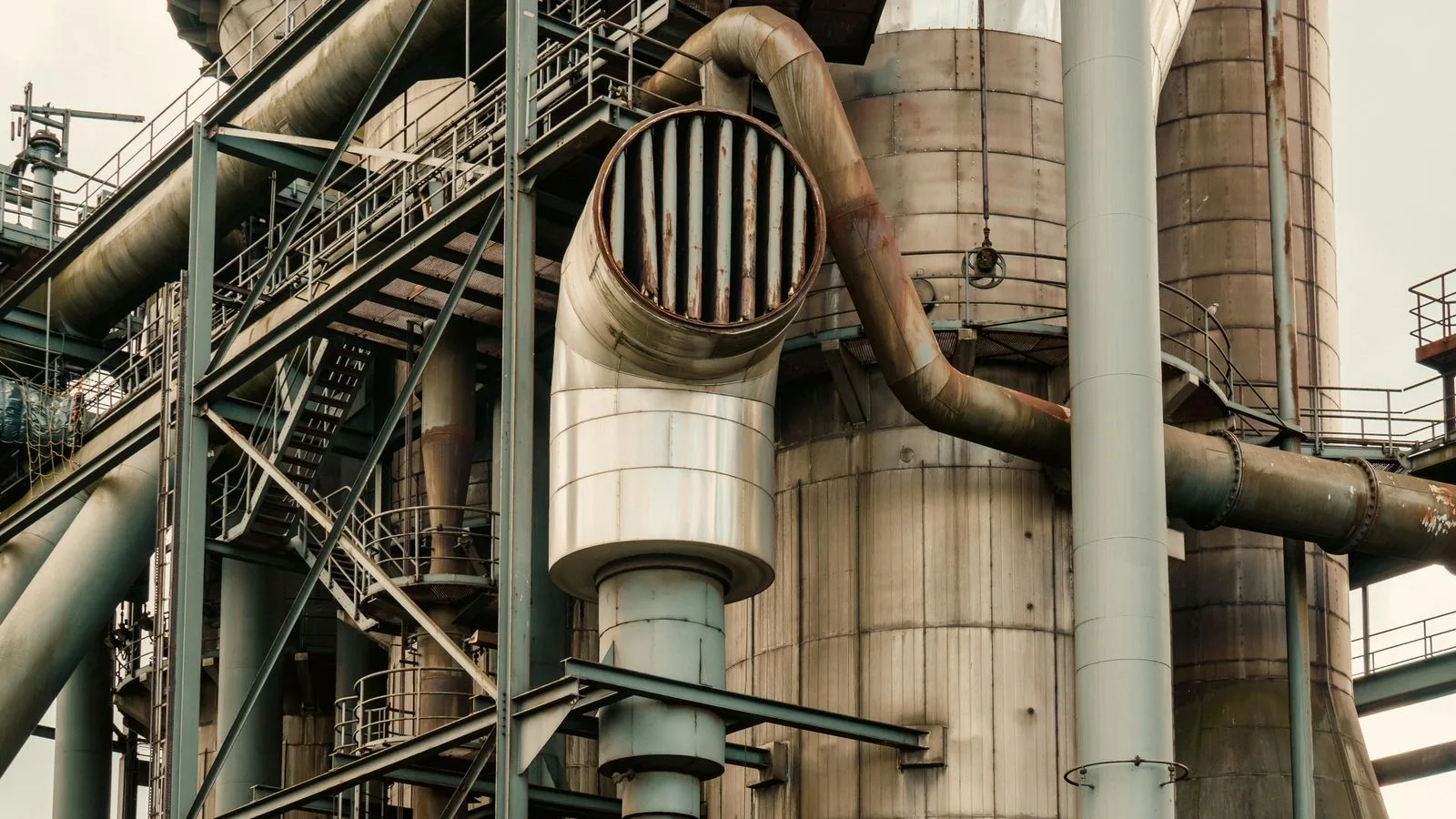Réseau de conduites et d’équipements dans une installation industrielle.
