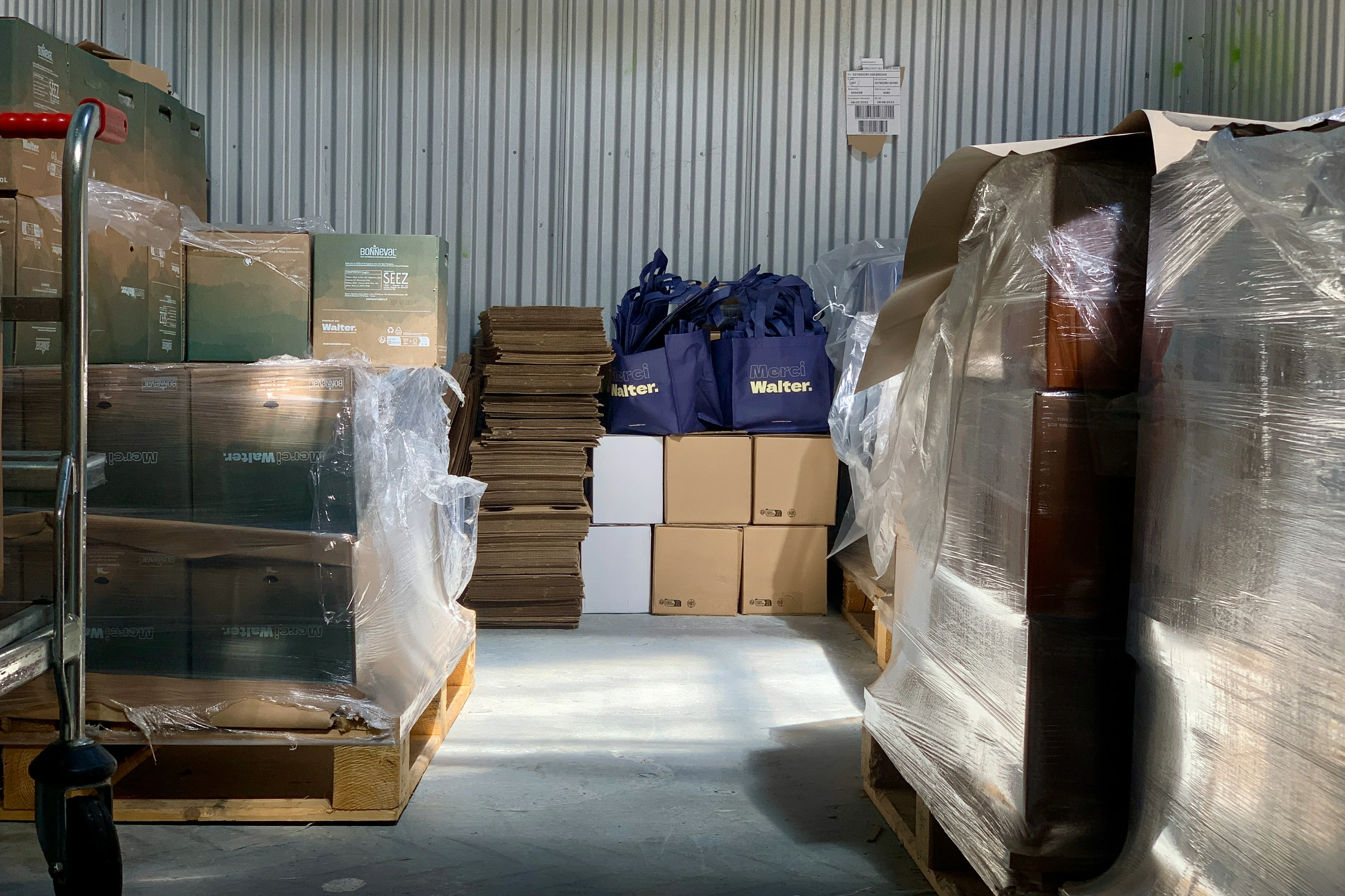 Palettes, cartons et emballages rangés dans un entrepôt logistique.