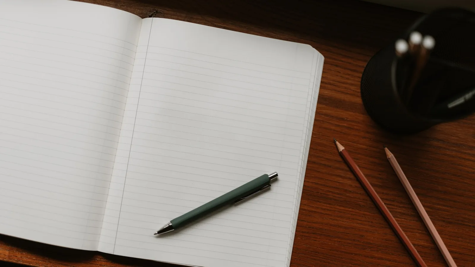Carnet ouvert, lunettes et stylo sur une table, symbole d'une fiche fournisseur a completer.