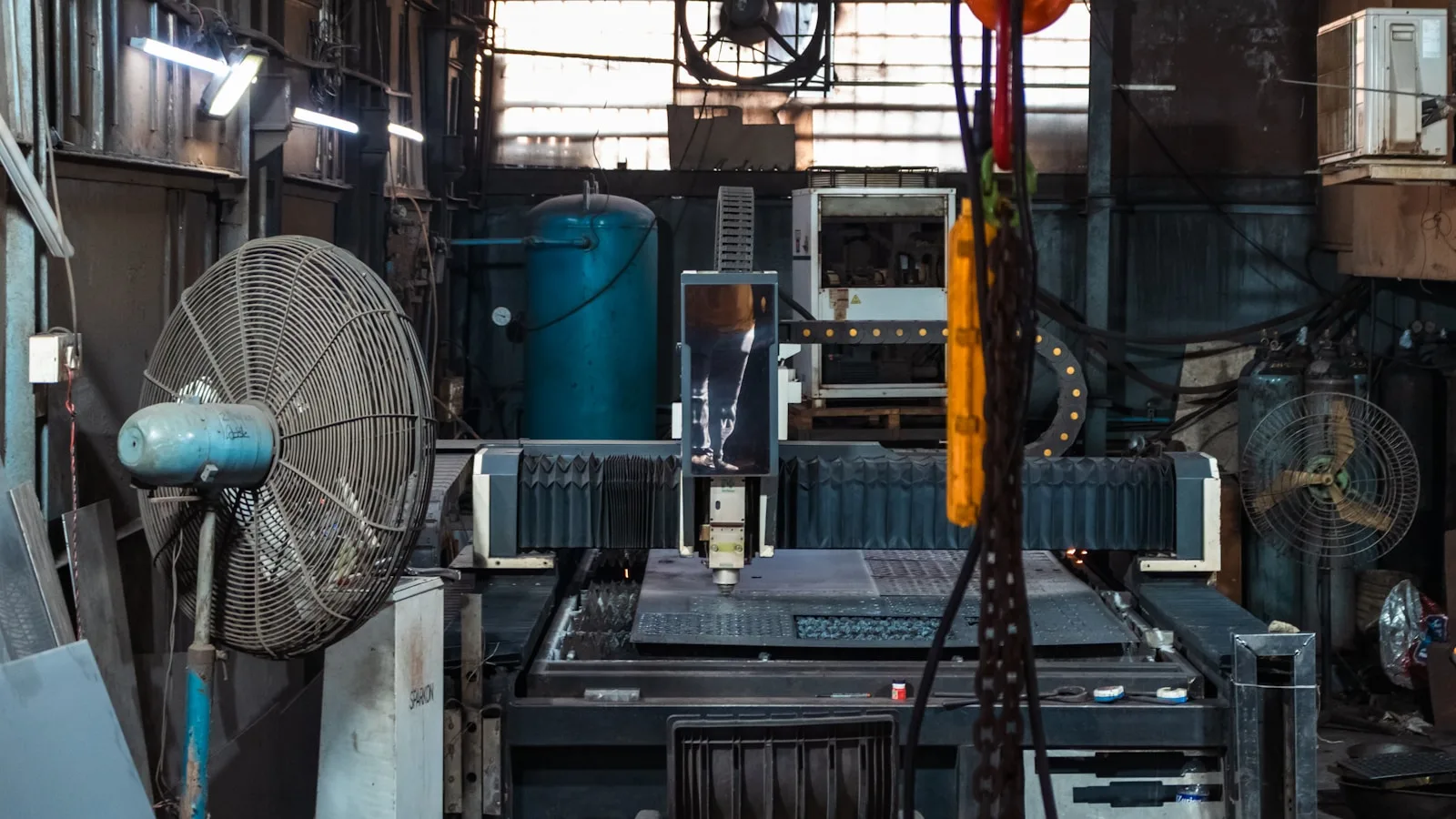 Machine industrielle dans un atelier, avec câbles et poste de travail, symbolisant le passage d'un prototype IA à un outil opérationnel.