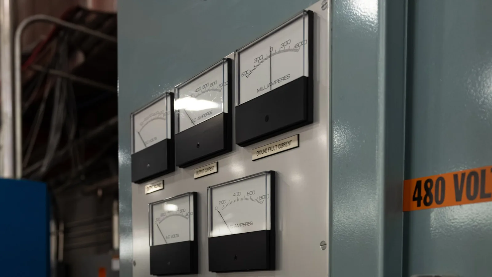 Cadrans analogiques sur un panneau de contrôle industriel.